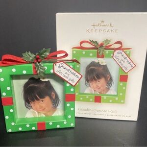 Hallmark 2009 “Grandchildren Are a Gift” Photo Holder Keepsake ornament